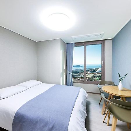 Bridge Residence Hotel Сеогвипо Екстериор снимка