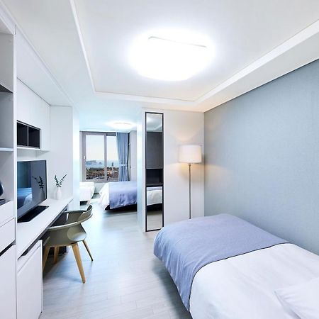 Bridge Residence Hotel Сеогвипо Екстериор снимка
