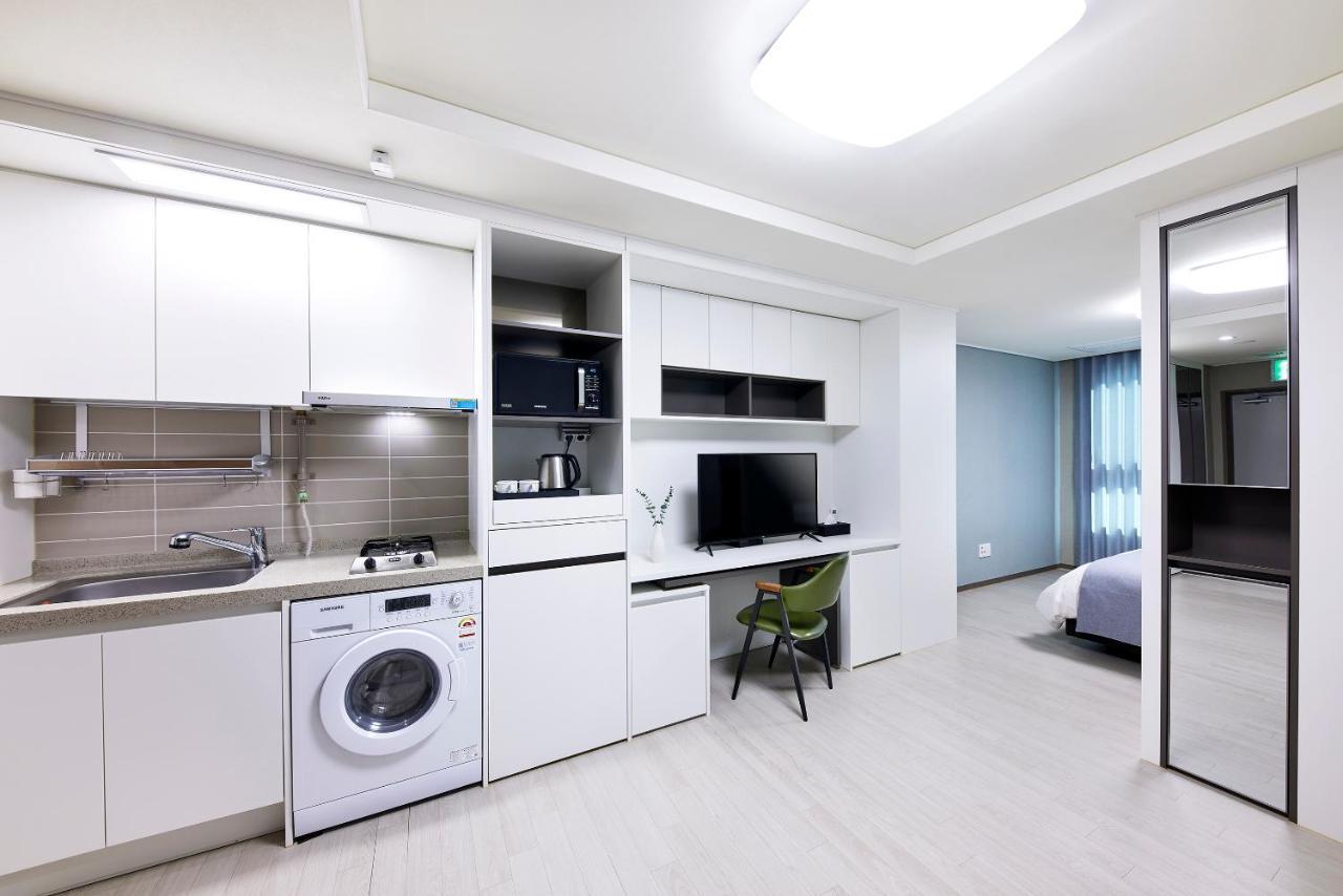 Bridge Residence Hotel Сеогвипо Екстериор снимка