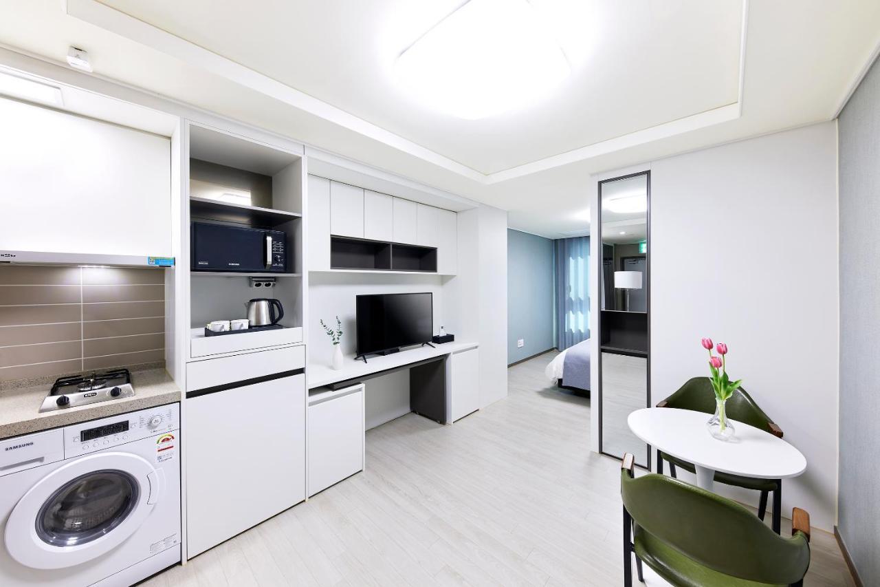 Bridge Residence Hotel Сеогвипо Екстериор снимка