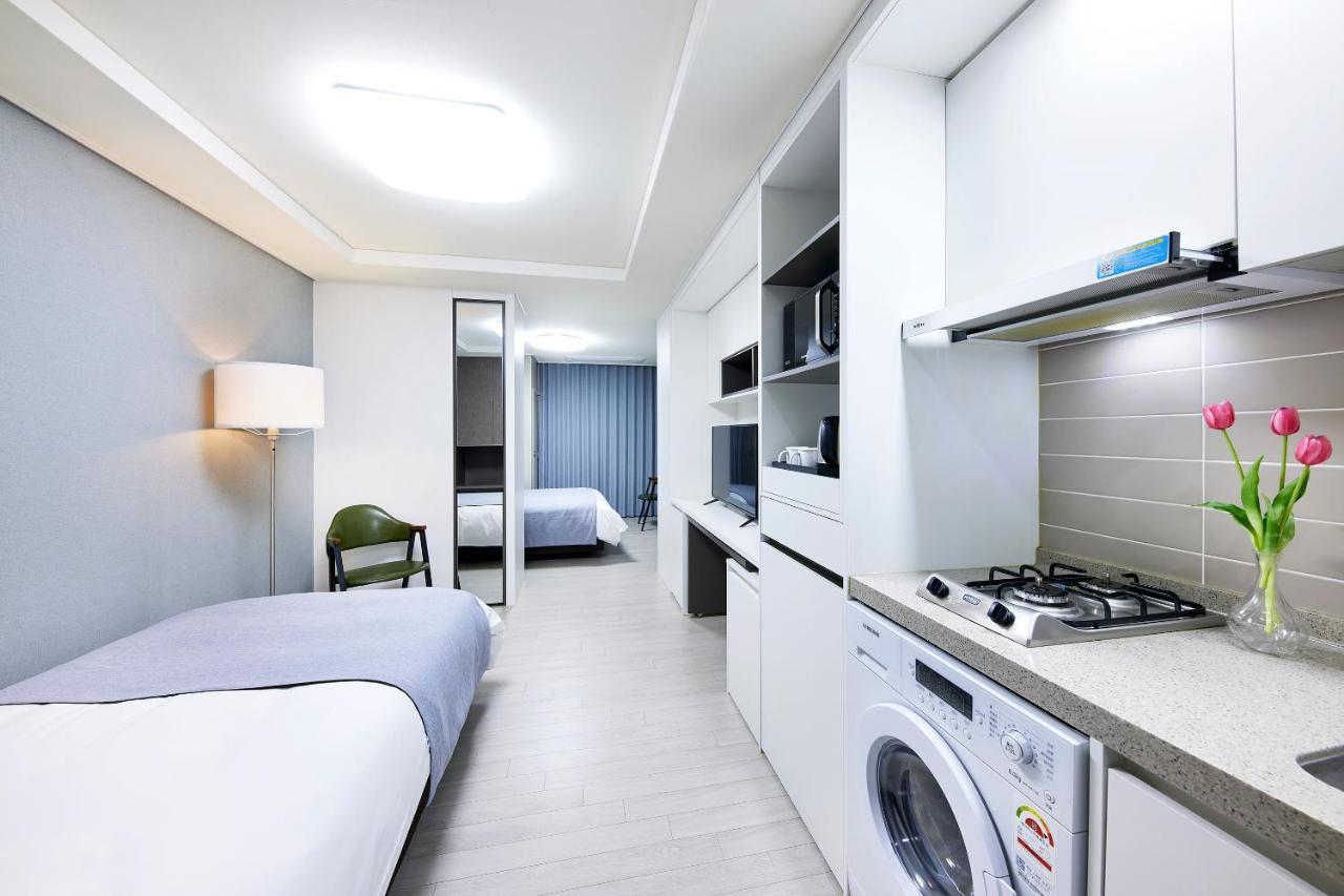 Bridge Residence Hotel Сеогвипо Екстериор снимка